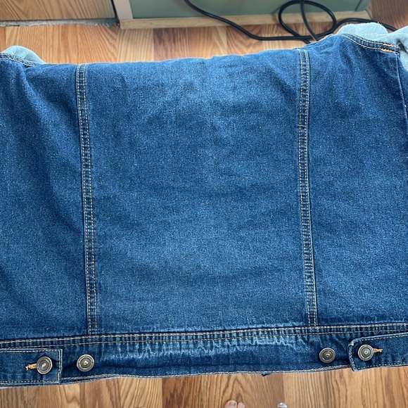 Urban Republic mens denim blue Jean jacket with gray fleece hood and sleeves. - Picture 8 of 8